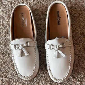Minnetonka Women White Leather Moccasins Flat Slip on Open Back Shoes Size 10